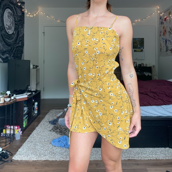 Zaful Dresses & Skirts - Floral wrap dress w/ cutout back